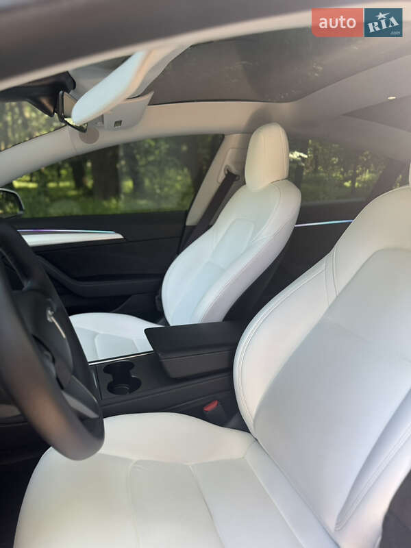 Седан Tesla Model 3 2022 в Чернівцях