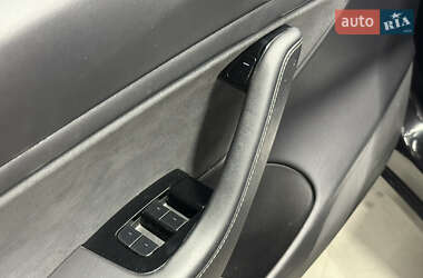 Седан Tesla Model 3 2019 в 
