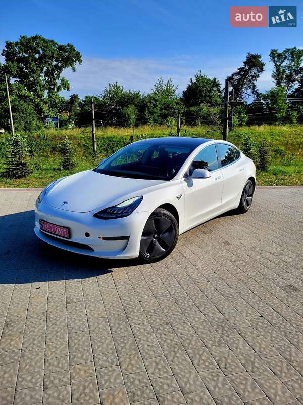 Седан Tesla Model 3 2019 в Львове