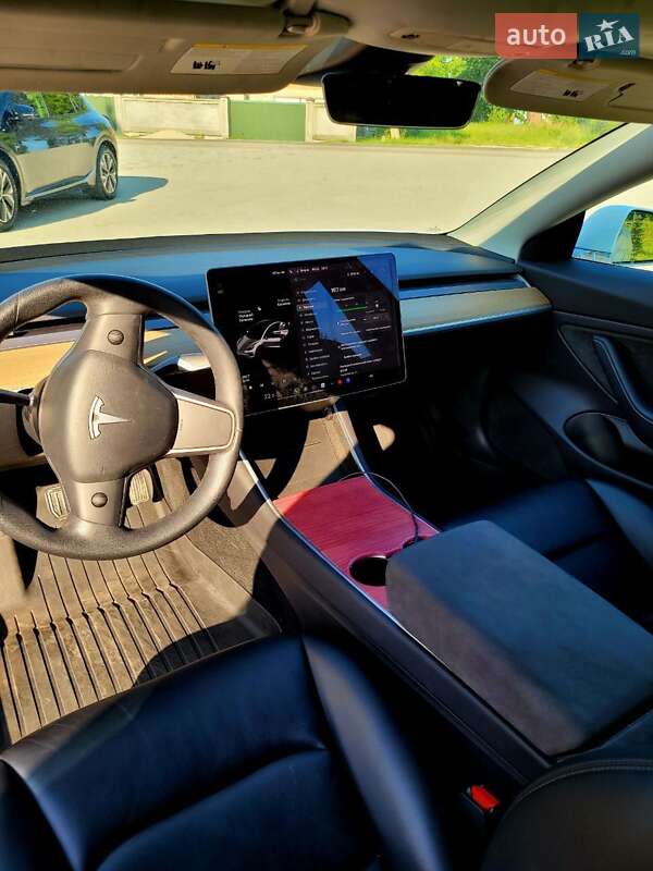 Седан Tesla Model 3 2019 в Львове