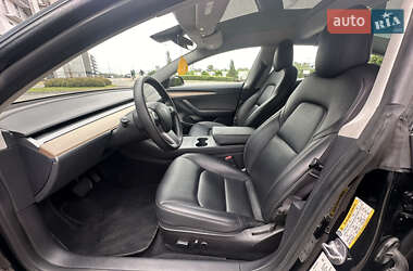 Седан Tesla Model 3 2022 в 