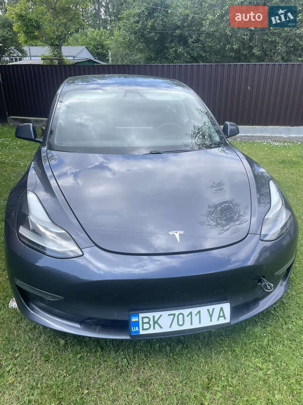 Седан Tesla Model 3 2021 в Ровно