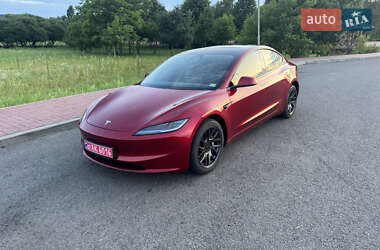 Седан Tesla Model 3 2024 в Ужгороде