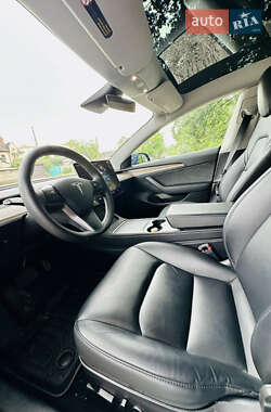 Седан Tesla Model 3 2022 в 