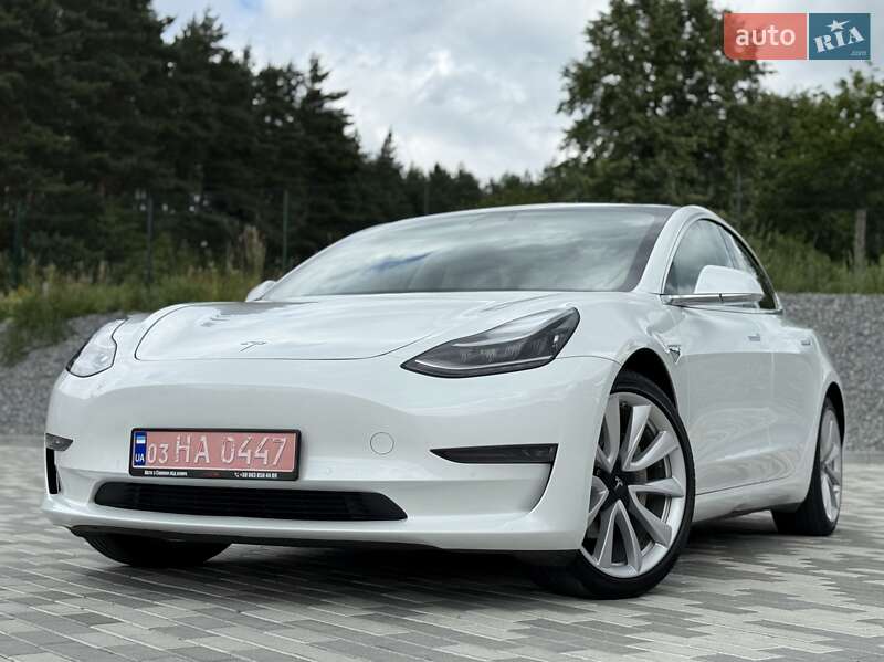 Седан Tesla Model 3 2019 в Львове