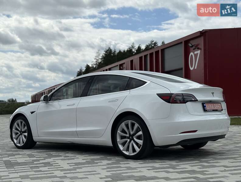 Седан Tesla Model 3 2019 в Львове