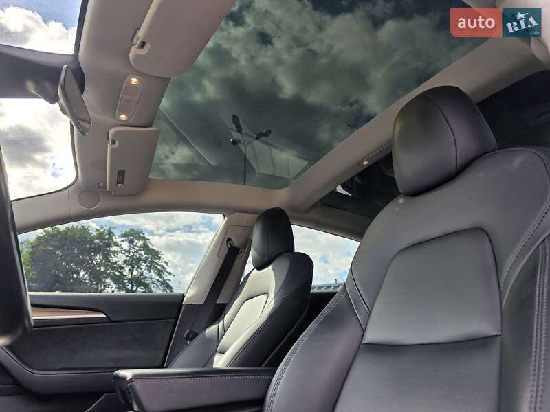 Седан Tesla Model 3 2021 в Львові