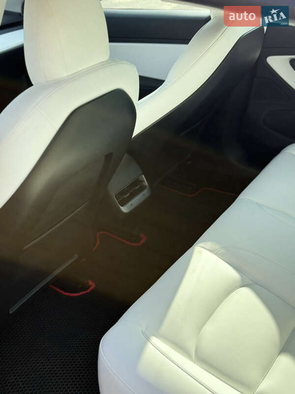 Седан Tesla Model 3 2020 в Рівному