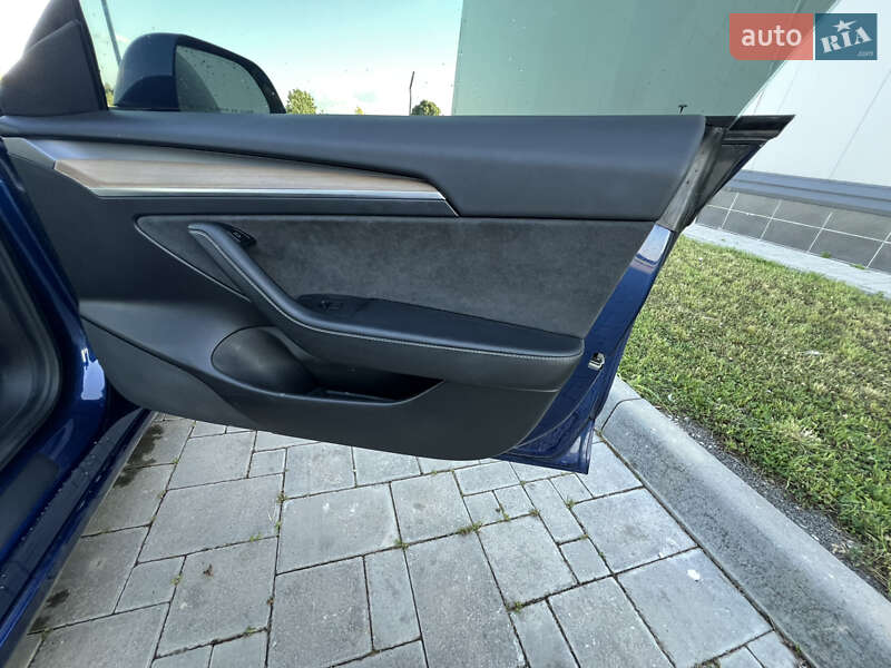 Седан Tesla Model 3 2021 в Здолбунове