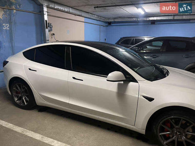 Седан Tesla Model 3 2021 в Киеве