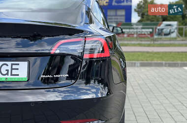 Седан Tesla Model 3 2022 в 