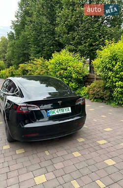 Седан Tesla Model 3 2019 в Ровно