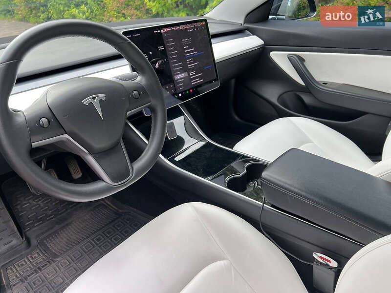 Седан Tesla Model 3 2019 в Ровно