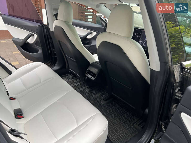 Седан Tesla Model 3 2019 в Ровно