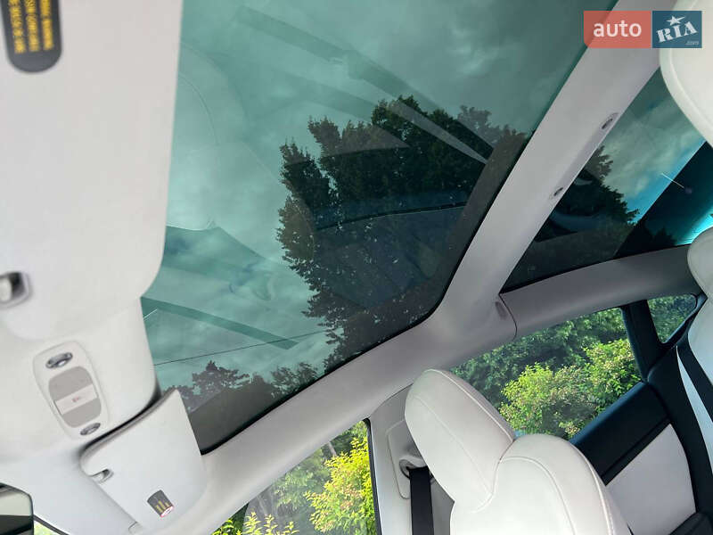 Седан Tesla Model 3 2019 в Ровно