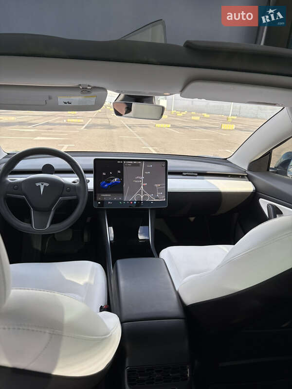 Седан Tesla Model 3 2019 в Львові