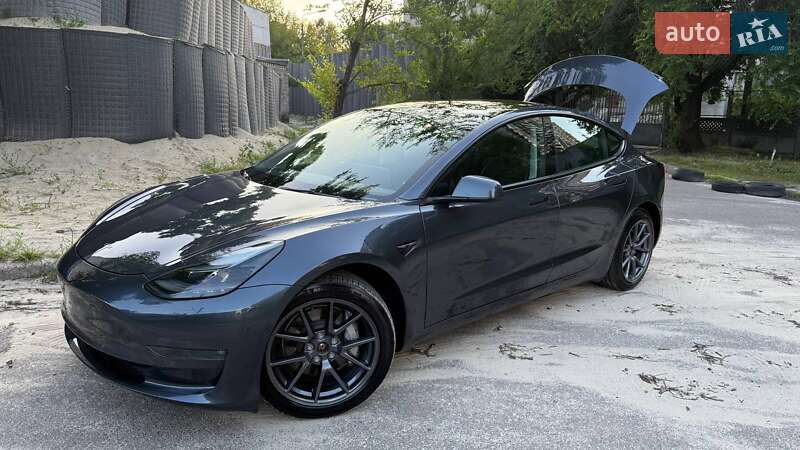 Седан Tesla Model 3 2022 в 