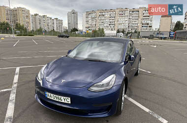 Седан Tesla Model 3 2022 в 
