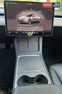 Седан Tesla Model 3 2022 в 
