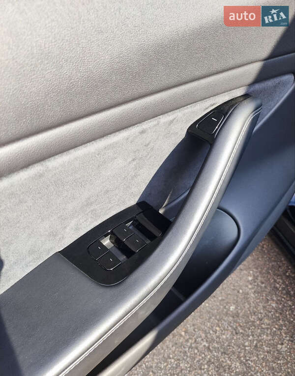 Седан Tesla Model 3 2019 в Киеве