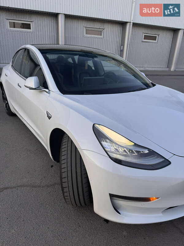 Седан Tesla Model 3 2018 в Луцке