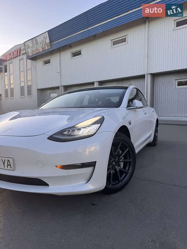 Седан Tesla Model 3 2018 в Луцке