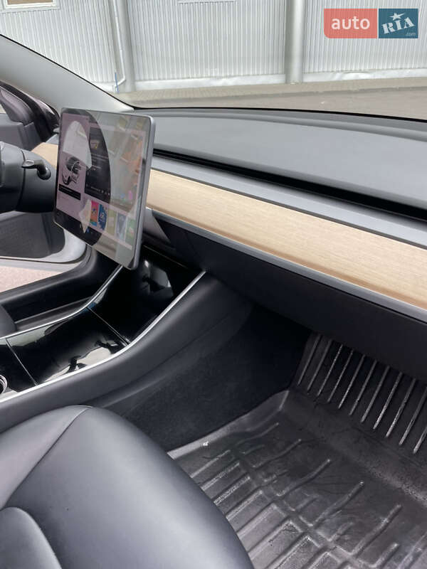 Седан Tesla Model 3 2018 в Луцке