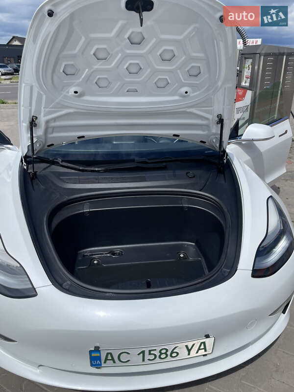 Седан Tesla Model 3 2018 в Луцке