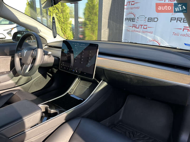 Седан Tesla Model 3 2019 в Львові