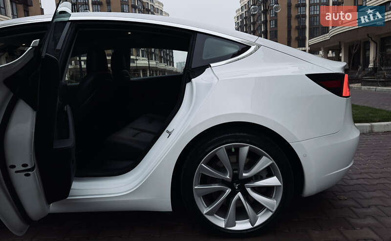 Седан Tesla Model 3 2018 в Киеве