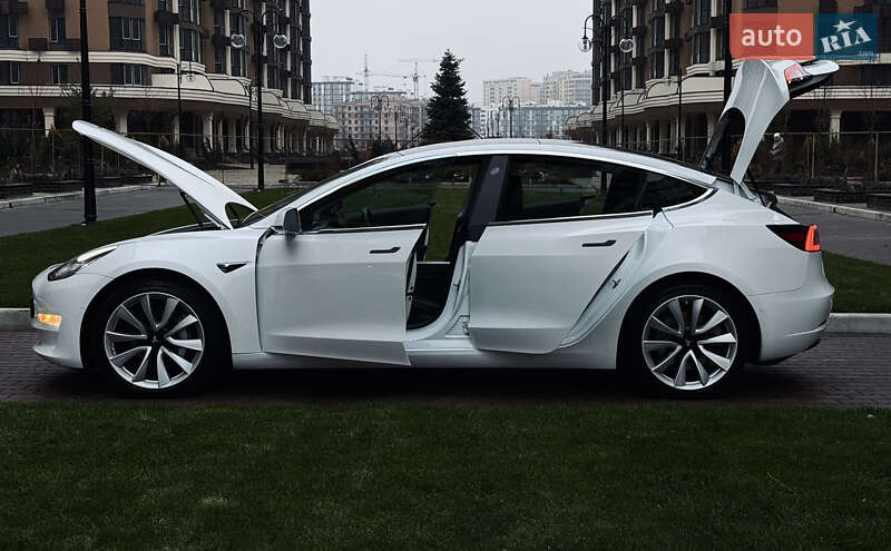 Седан Tesla Model 3 2018 в Киеве