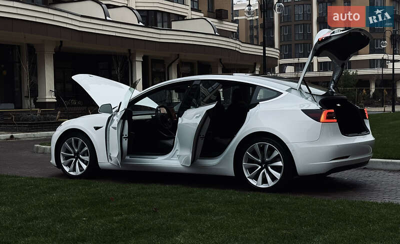 Седан Tesla Model 3 2018 в Киеве