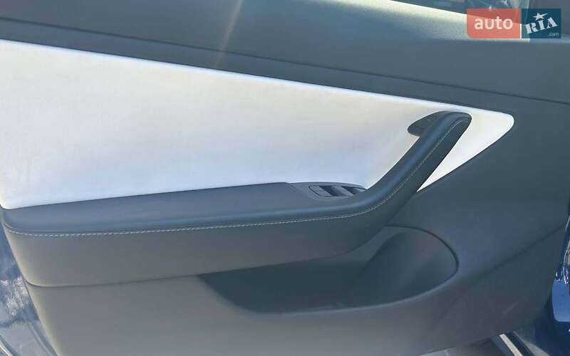 Седан Tesla Model 3 2019 в Черновцах