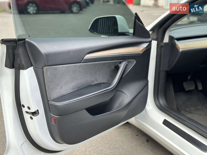 Седан Tesla Model 3 2021 в Киеве