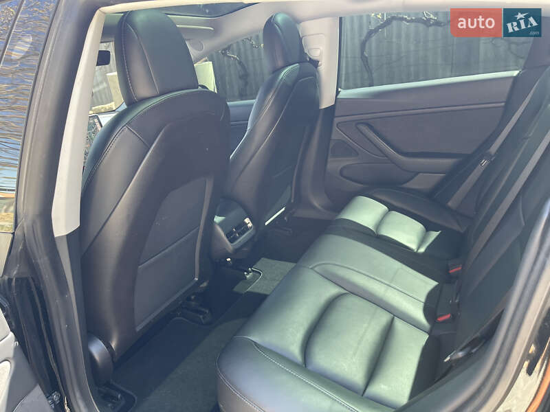 Седан Tesla Model 3 2020 в Ужгороде