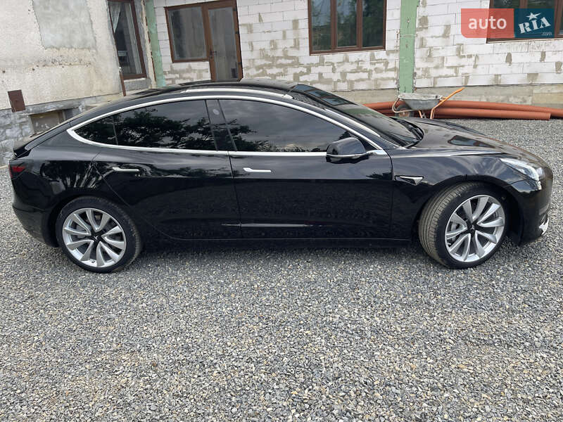 Седан Tesla Model 3 2020 в Ужгороді