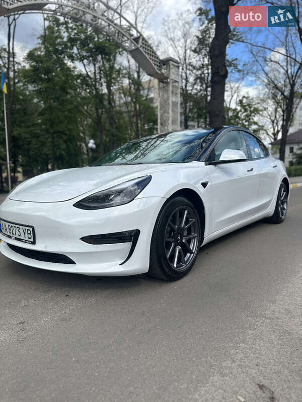 Седан Tesla Model 3 2022 в Киеве