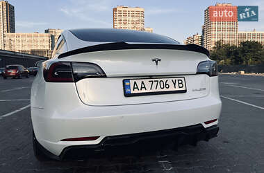 Седан Tesla Model 3 2022 в 