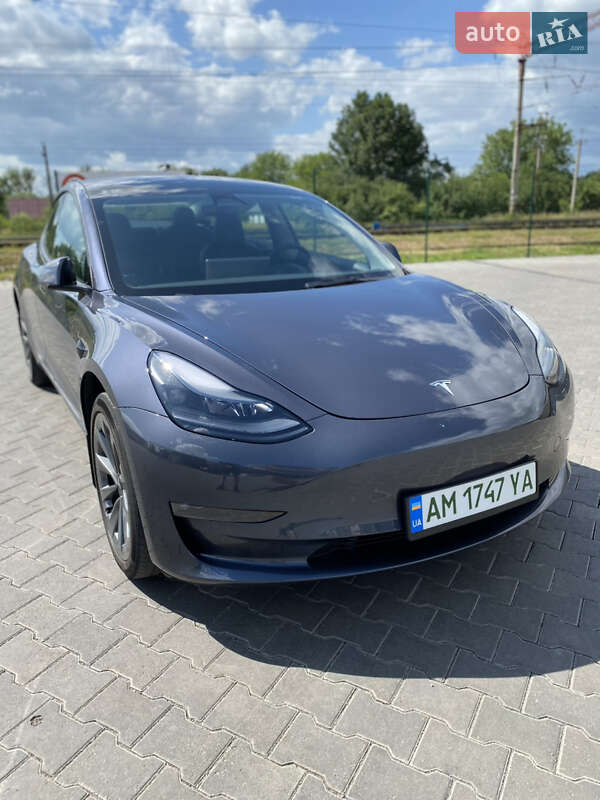 Седан Tesla Model 3 2022 в Звягелі