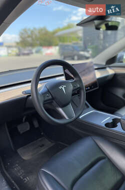 Седан Tesla Model 3 2022 в 