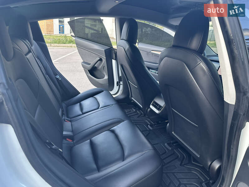 Седан Tesla Model 3 2021 в Киеве