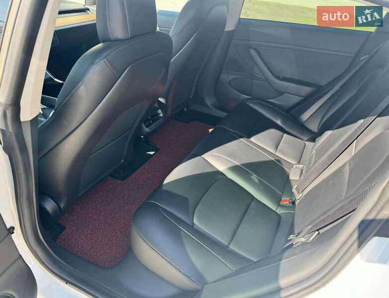 Седан Tesla Model 3 2020 в Ровно