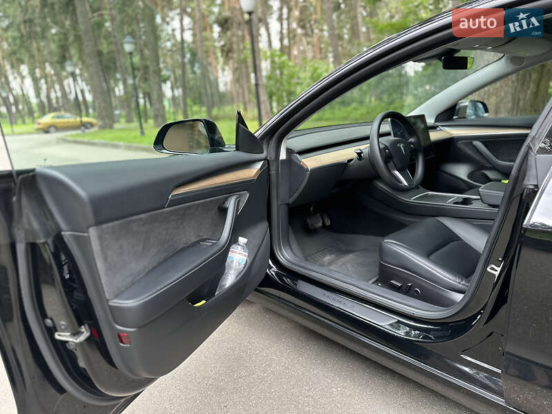 Седан Tesla Model 3 2022 в Чернигове