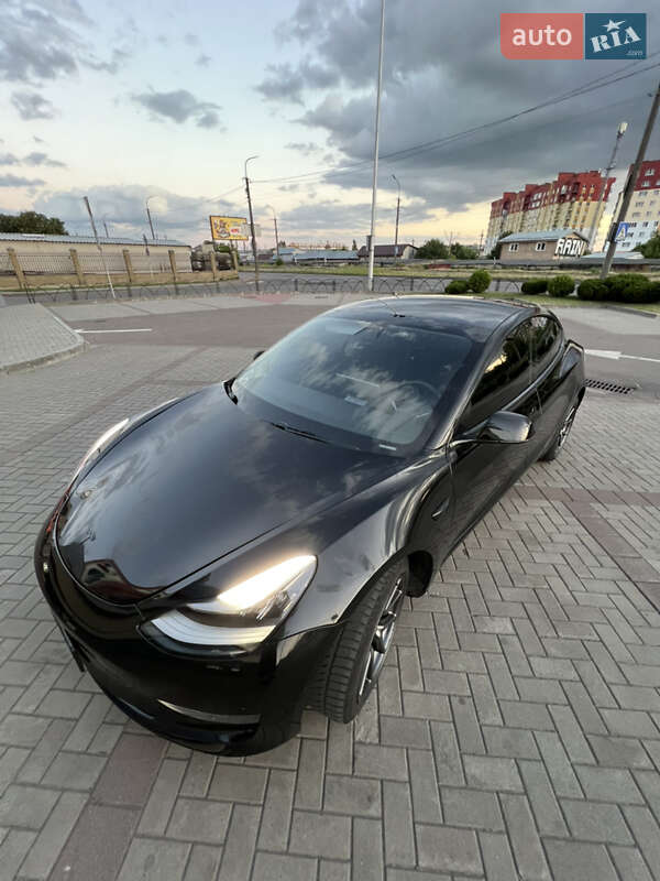 Седан Tesla Model 3 2019 в Ківерцях