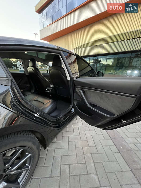 Седан Tesla Model 3 2019 в Ківерцях