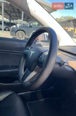 Седан Tesla Model 3 2021 в 