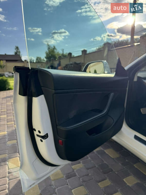 Седан Tesla Model 3 2020 в Киеве
