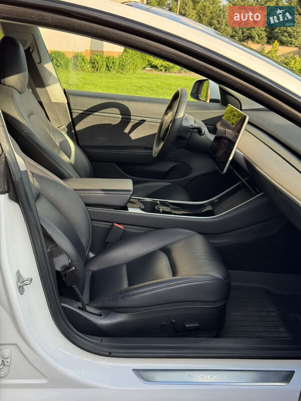 Седан Tesla Model 3 2020 в Киеве