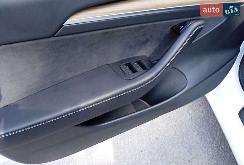Седан Tesla Model 3 2022 в Львове