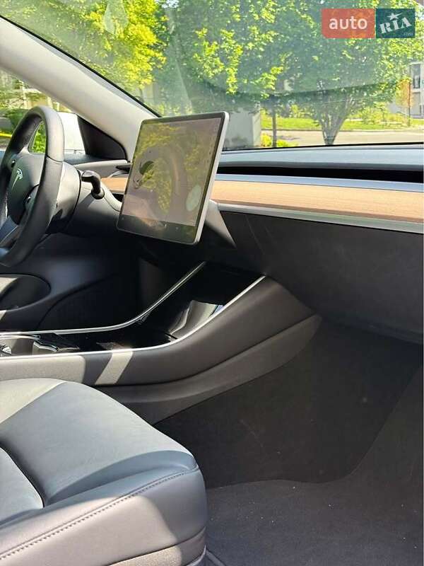 Седан Tesla Model 3 2020 в Луцке